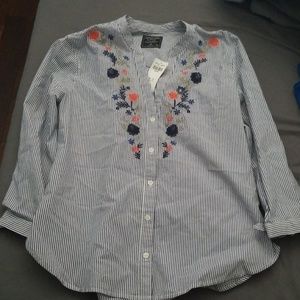 ABERCROMBIE&FITCH floral embroidery button top